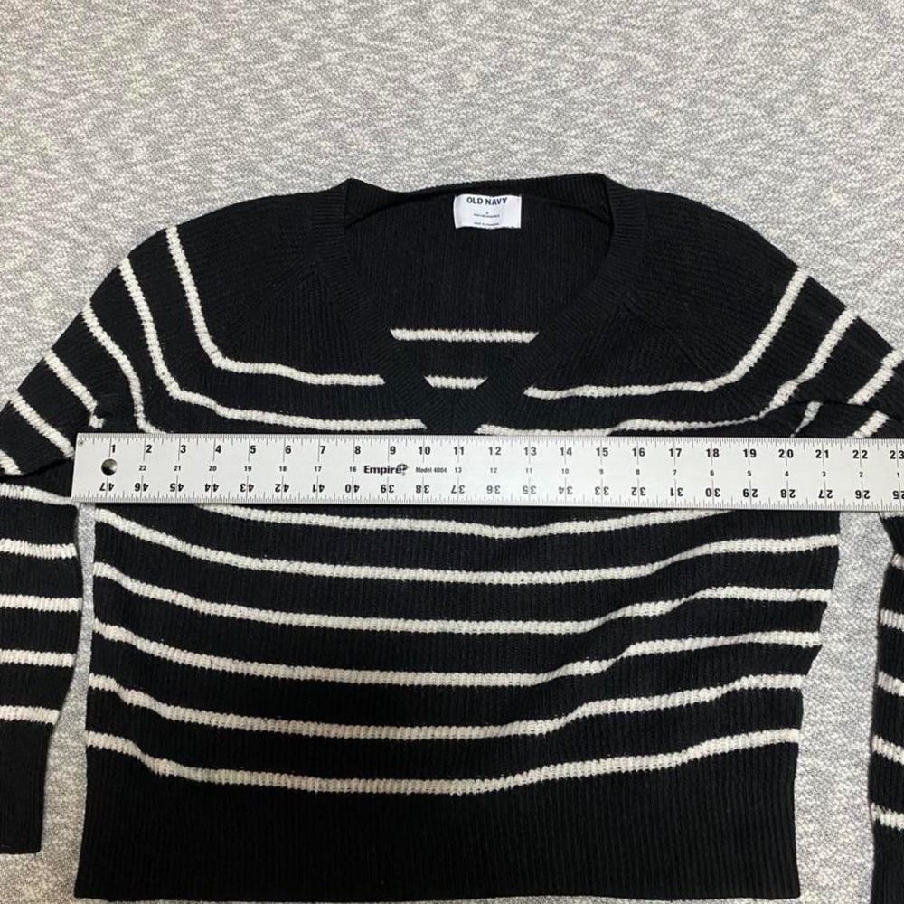 Old Navy black/white striped V-neck sweater women S. SKU-A226 #knitwear - Picture 5 of 7